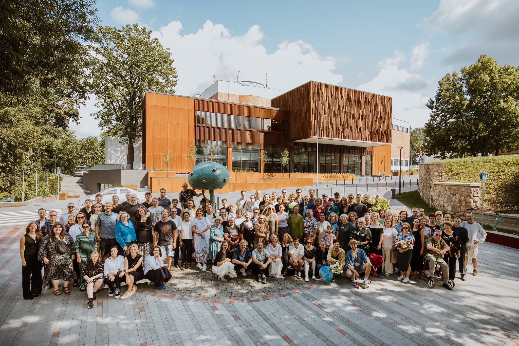 Valmieras teātra 2024./2025. gada sezonas atklāšanas kopbilde // Foto – Matīss Markovskis